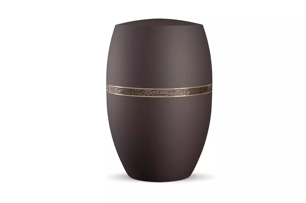 Braune Urne vor weißem Hintergrund