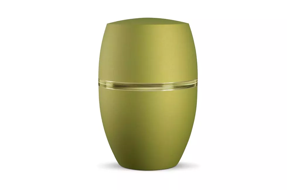 Grüne Urne vor weißem Hintergrund
