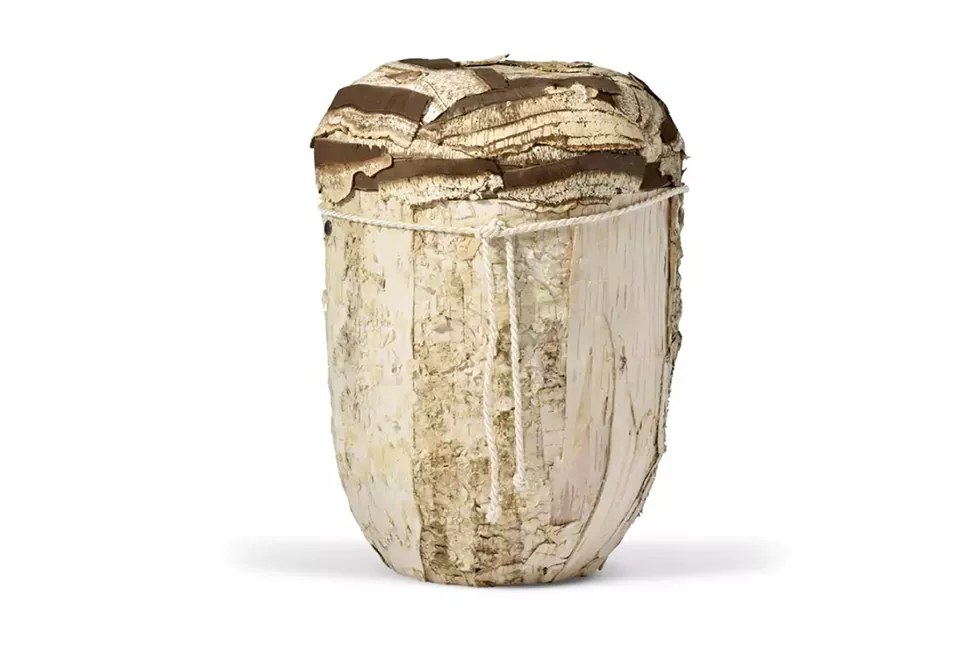 Hölzerne Urne vor weißem Hintergrund