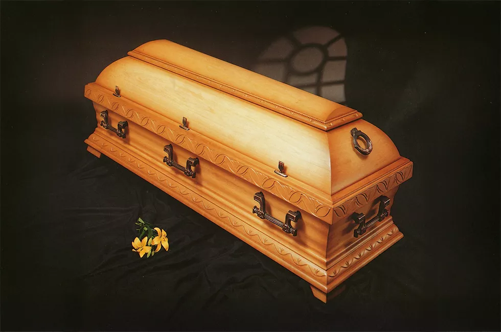 Sarg Eiche patiniert vor dunklem Hintergrund