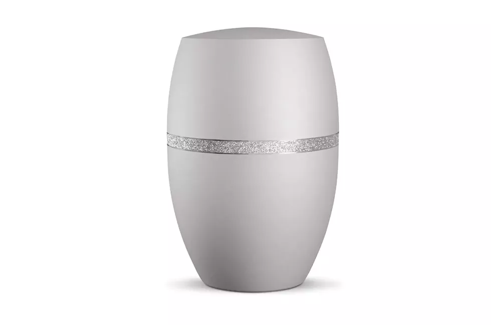 Silberne Glitzerurne vor weißem Hintergrund